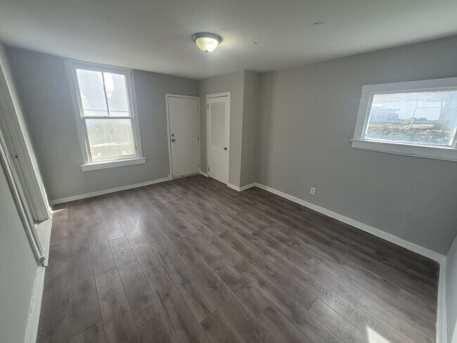 Building Photo - 231 Oak St