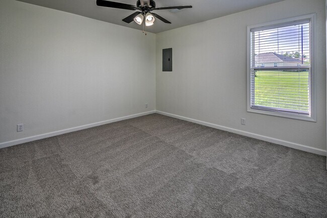 Building Photo - Stylish Belton Townhome | 3 Beds, 2 Baths,...
