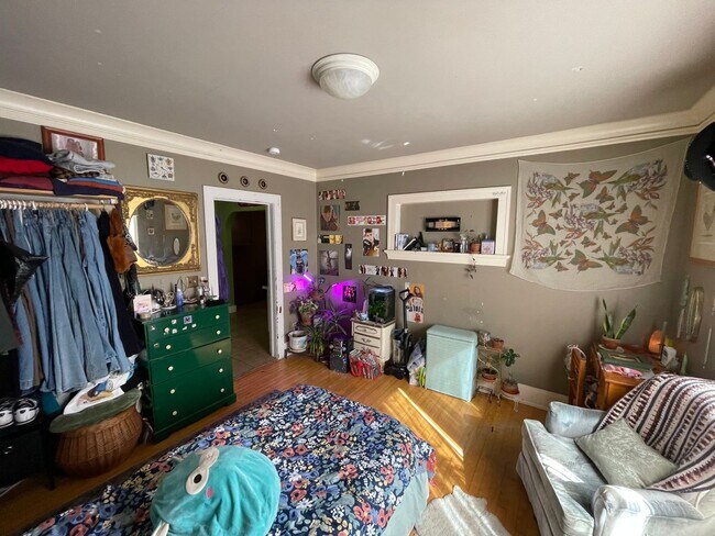 Building Photo - Duluth MN - 6 Bed - 3 Bath - Single Family...