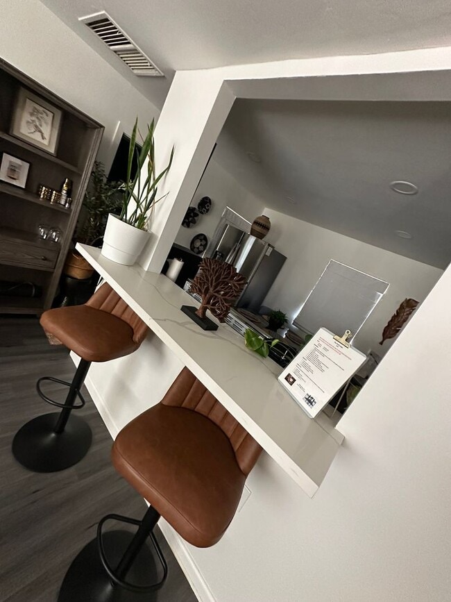 Building Photo - *MOVE IN SPECIAL* $200 off the first full ...