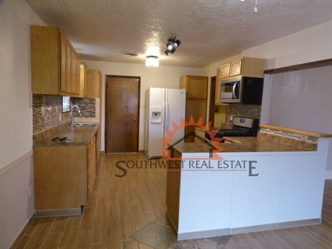 Building Photo - Beautiful 3 bedroom 2 bath brick home