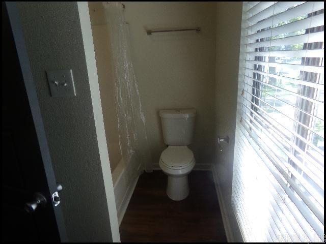 Building Photo - 102 Pin Oak Cove