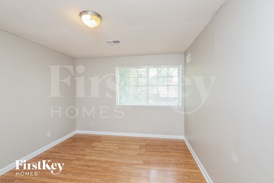 Building Photo - 2097 Meadowview Ln