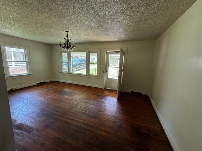 Building Photo - 816 Churchill Dr
