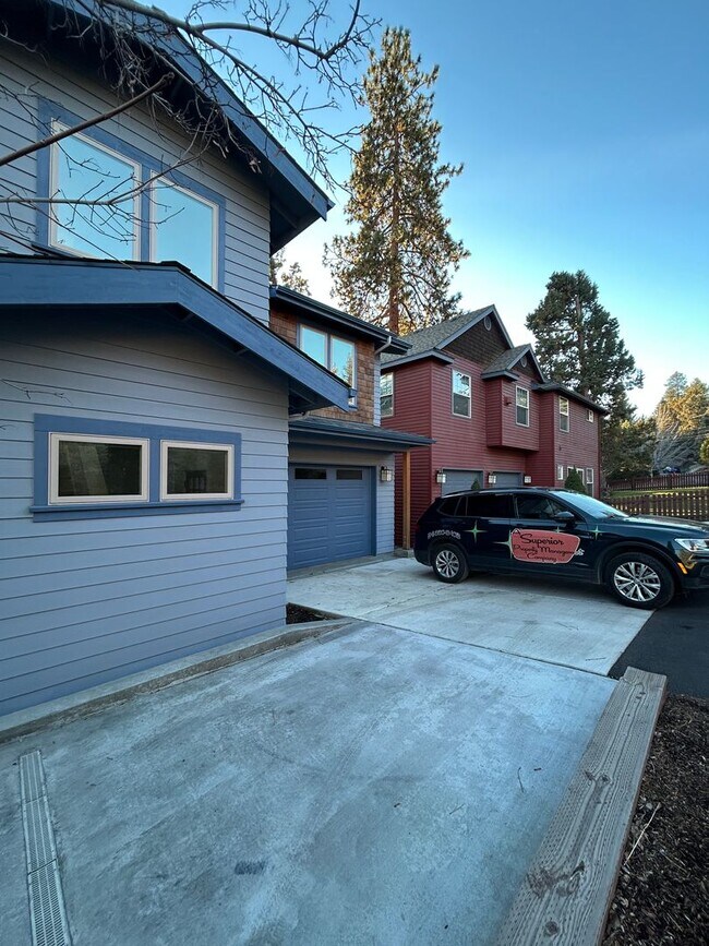 Building Photo - 1079 NW Quincy Ave