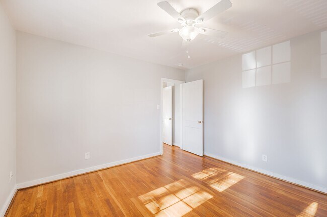 Building Photo - 420 Roseneath Rd