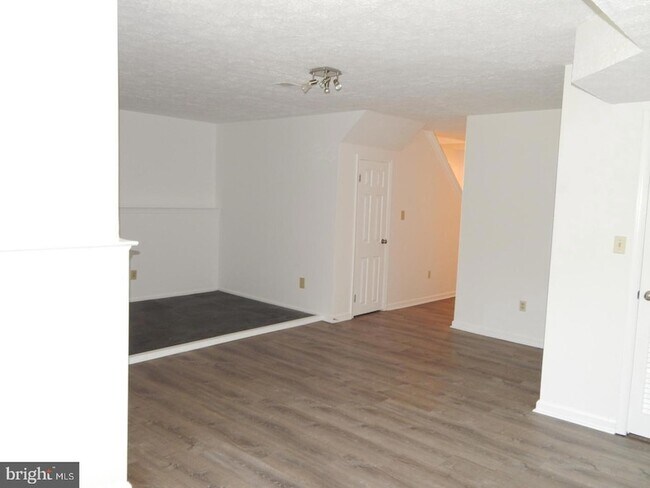Building Photo - 862 N Waterford Ln