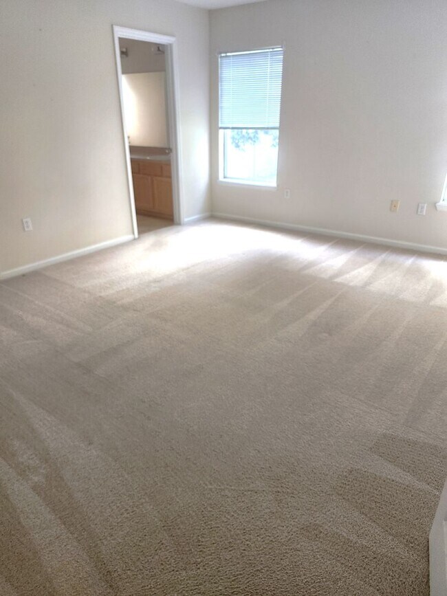 Building Photo - 4 Bedroom 2 Bath Brick and Stucco in desirable Silver Creek