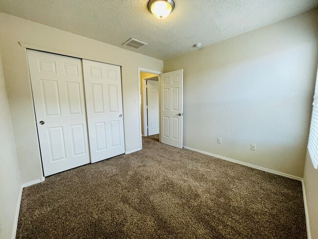 Building Photo - 3 bed 2 bath 1400 sq ft home