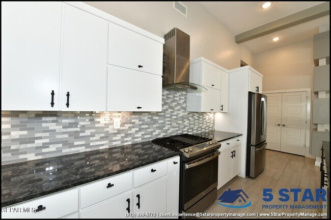 Building Photo - 12341 Desert Vista Ave