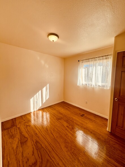 Building Photo - 1801 N Lakeview Dr