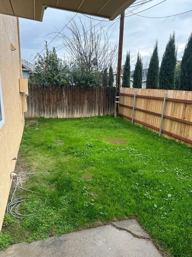 Building Photo - Nice move-in ready two bedroom one bath unit