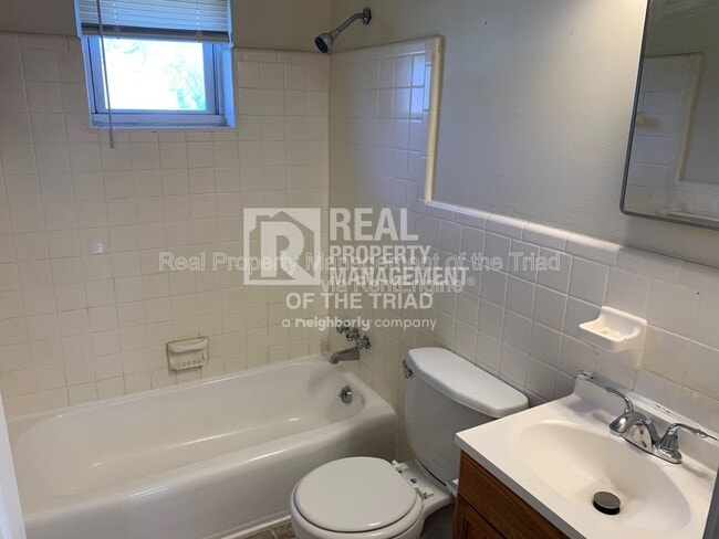 Building Photo - 903 E Bragg St