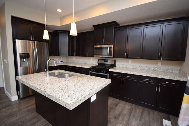 Building Photo - Gorgeous 3 Bedroom Townhome in Sandy!