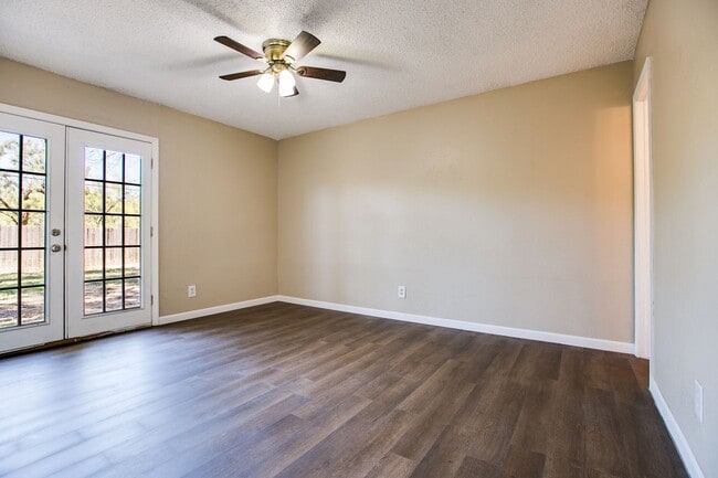 Building Photo - 4 Bedroom Home in Paulann!