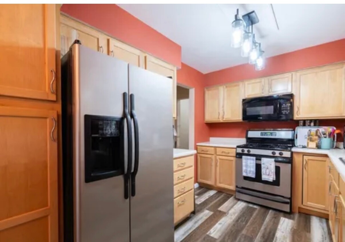 Building Photo - 3 Rosewood Ln