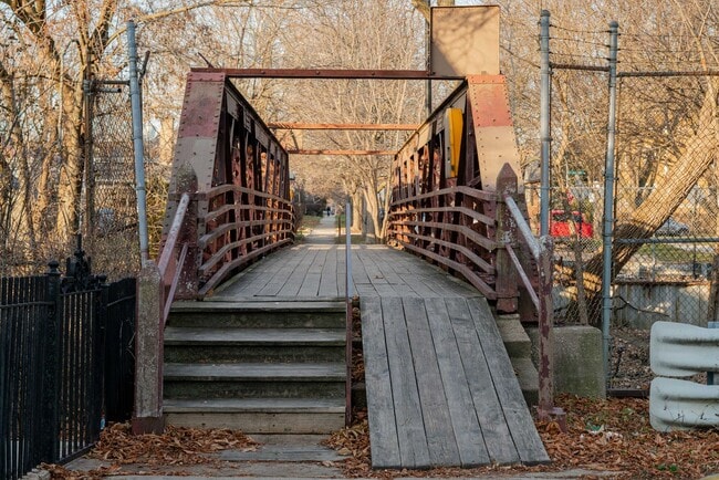 Building Photo - Gorgeous 5 Bedroom / 4 Full Bath Home along Chicago River