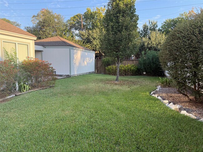 Building Photo - 12800 Briar Forest Dr