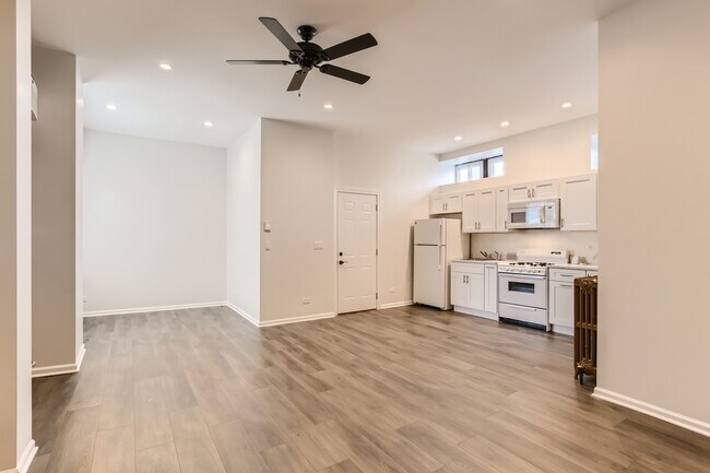 Building Photo - 226 E Illinois St