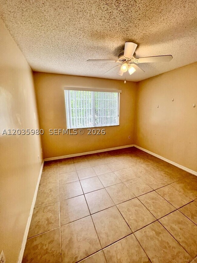 Building Photo - 400 Crestwood Ct N
