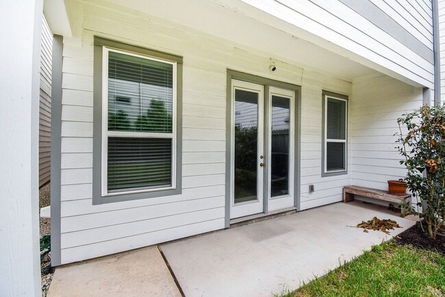 Building Photo - 1122 Live Oak St