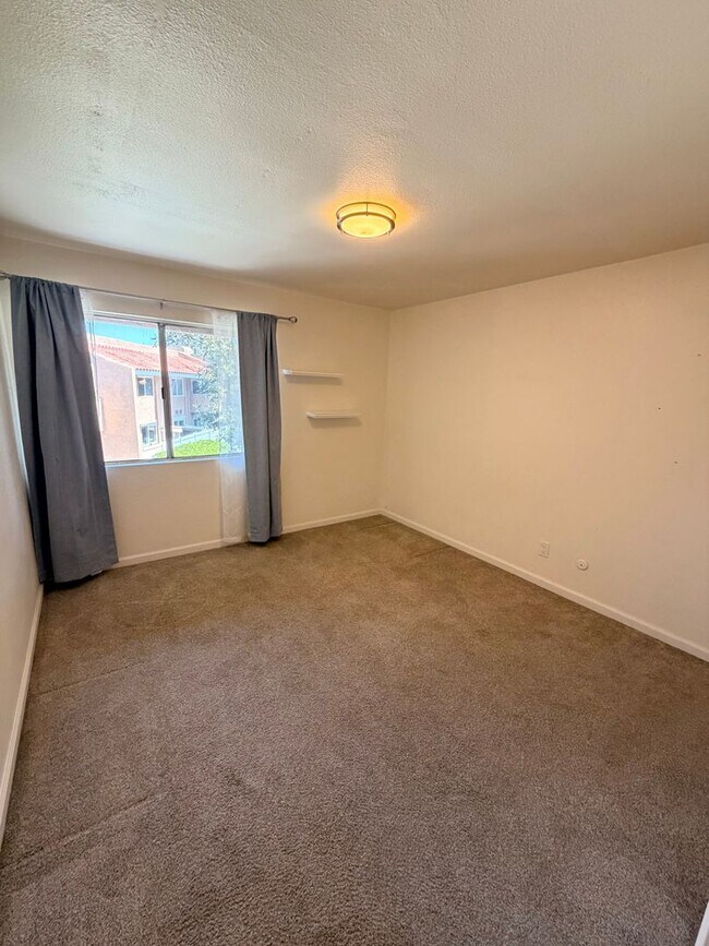 Building Photo - Updated 2 Bed, 2 Bathroom Condo For Rent w/ Parking! - South Coast Metro