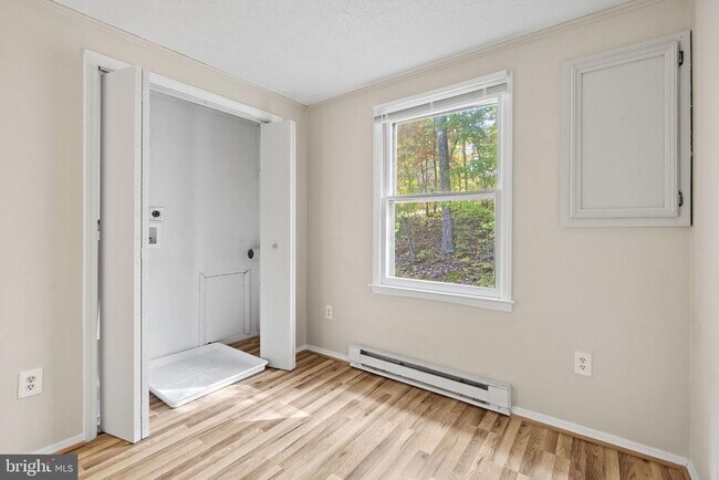 Building Photo - 1005 Lower Clubhouse Drive