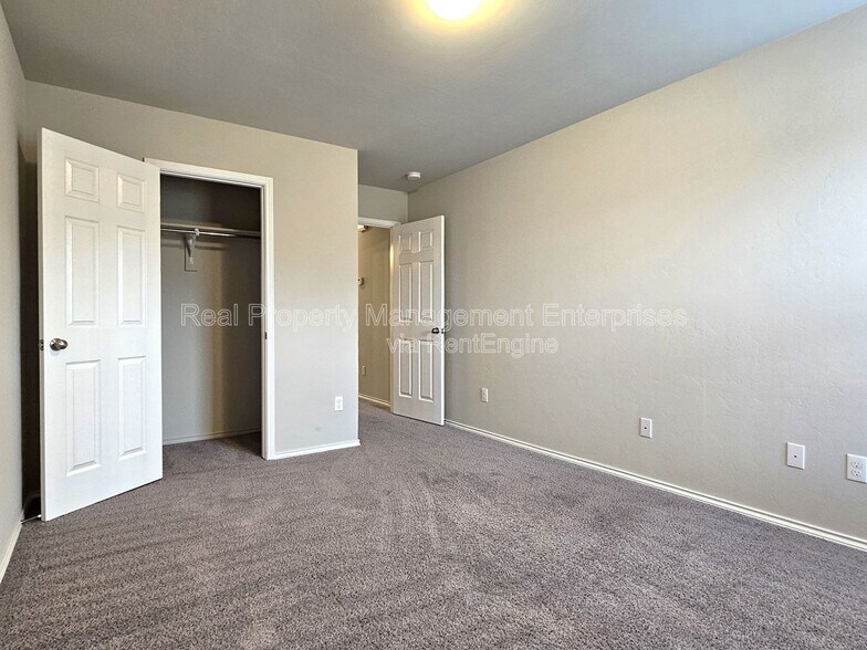 Building Photo - 319 Waterside Dr