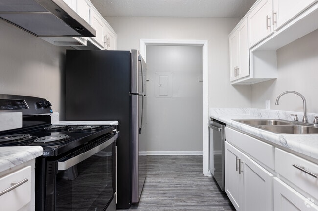 2BR, 2BA - 940SF - Kitchen - Juniper Ridge II