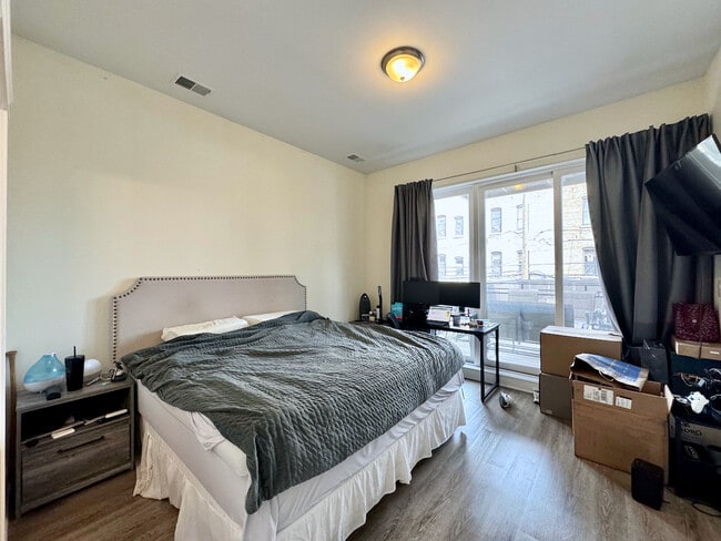 Building Photo - 1750 W North Ave