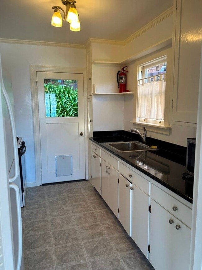 Building Photo - Adorable Cottage with Vintage Charm And Sa...