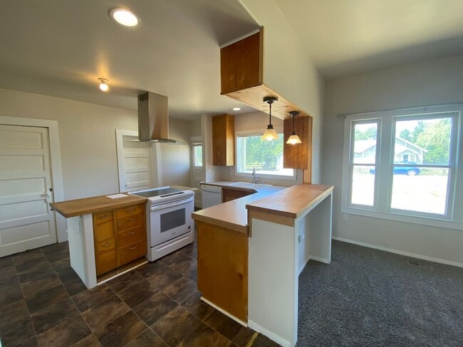 Building Photo - 2 Bed, 1 Bath House with Laundry Across fr...