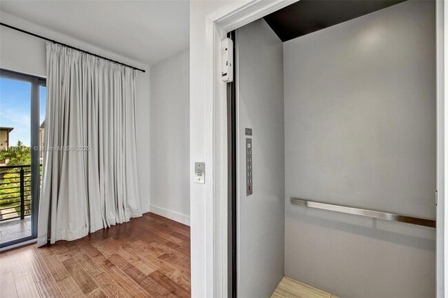 Building Photo - 164 SE 4th Terrace