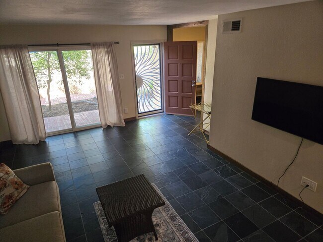 Building Photo - Beautiful two story, 3 bed, 1 full bath, 2...