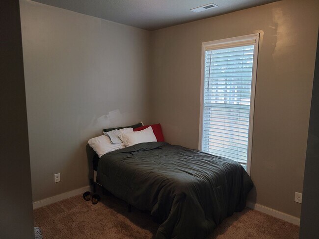 Building Photo - 4 Bed, 2.5 Bath located in The Village in Folkstone Community - Holly Ridge