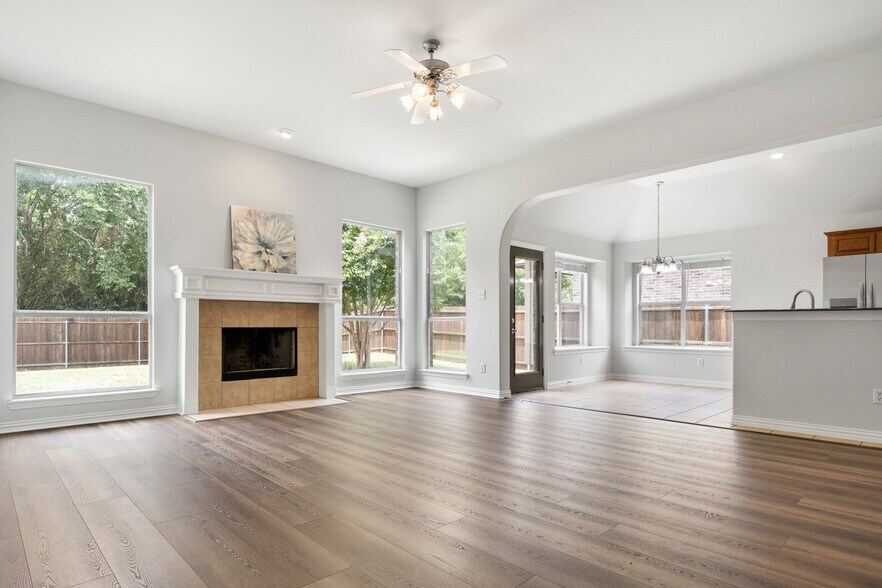 Living Room and Breakfast Nook - 135 Springtree St