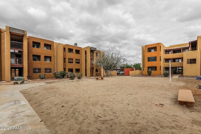 Building Photo - 1810 E Blacklidge Dr