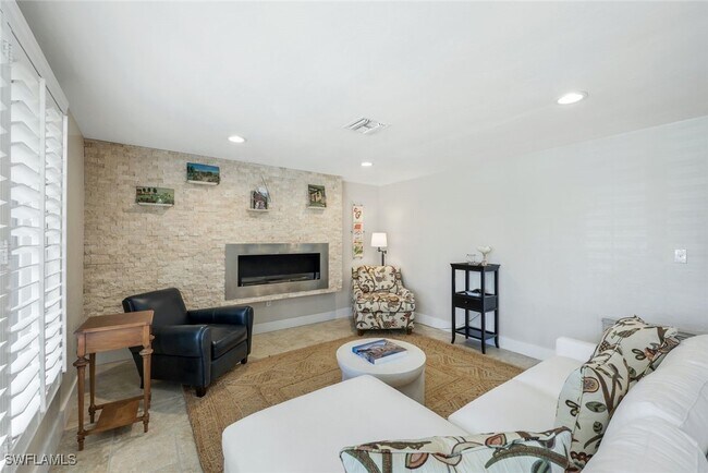 Building Photo - 725 Old Trail Dr