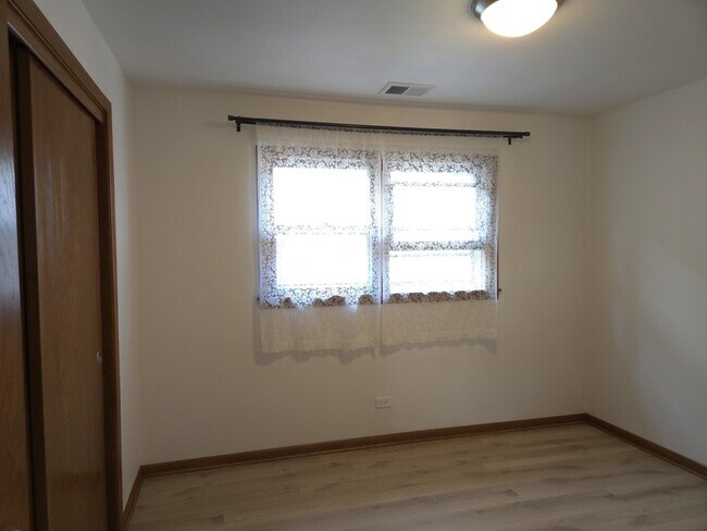Building Photo - 7010 W Diversey Ave