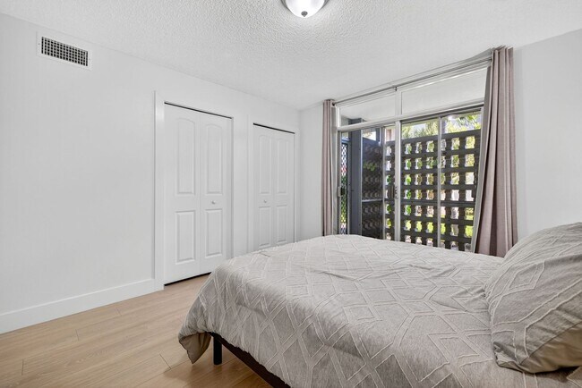 Building Photo - Your Waterfront Escape Awaits in Cape Coral