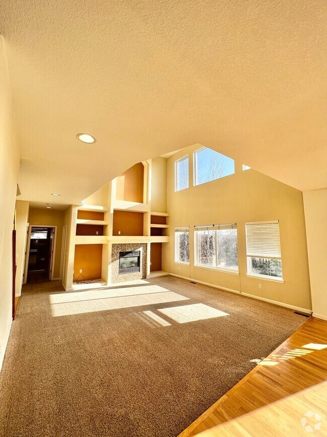 Building Photo - 4 bed, 3 bath Home in Huntington Hills Nei...