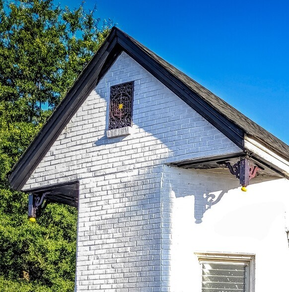 Building Photo - 700 Shull St
