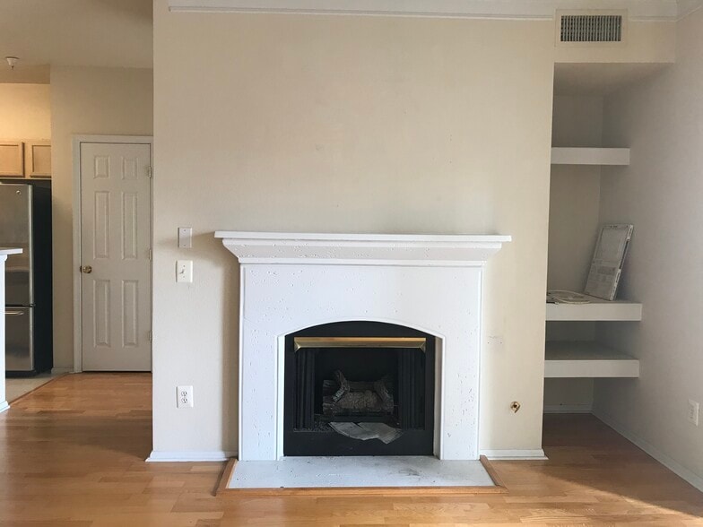 Gas fireplace - 1581 Spring Gate Dr