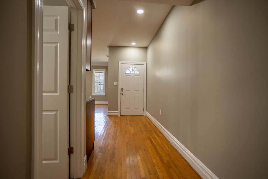 Building Photo - 1306 W Clay St