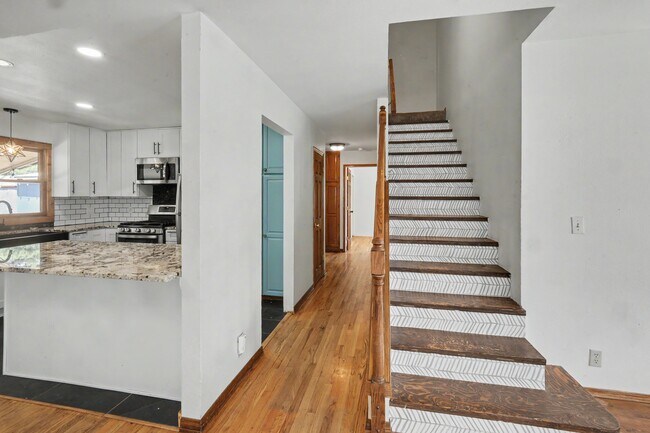 Building Photo - 305 Mesa Dr
