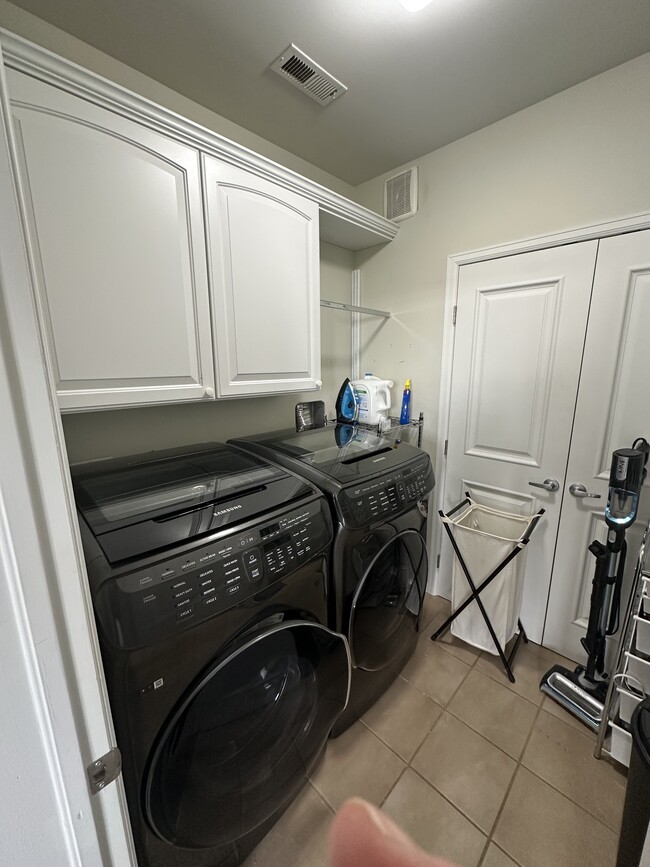 Building Photo - 7820 Inverness Blvd