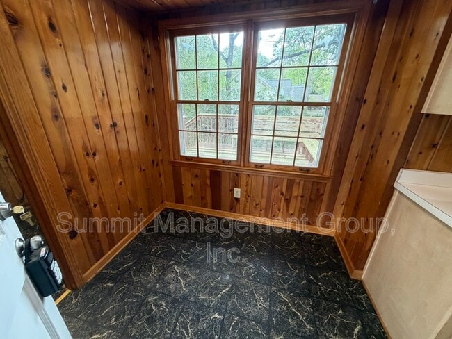 Building Photo - 200 Indian Creek Dr