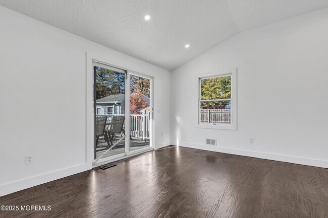 Building Photo - 526 Bradley Blvd