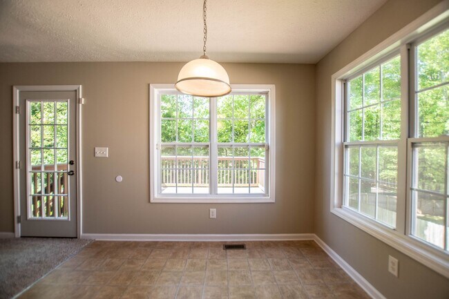 Building Photo - Four Bedroom with Bonus!