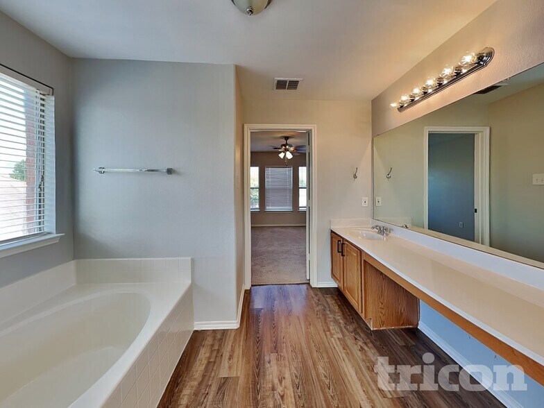 Building Photo - 1525 Trent Dr